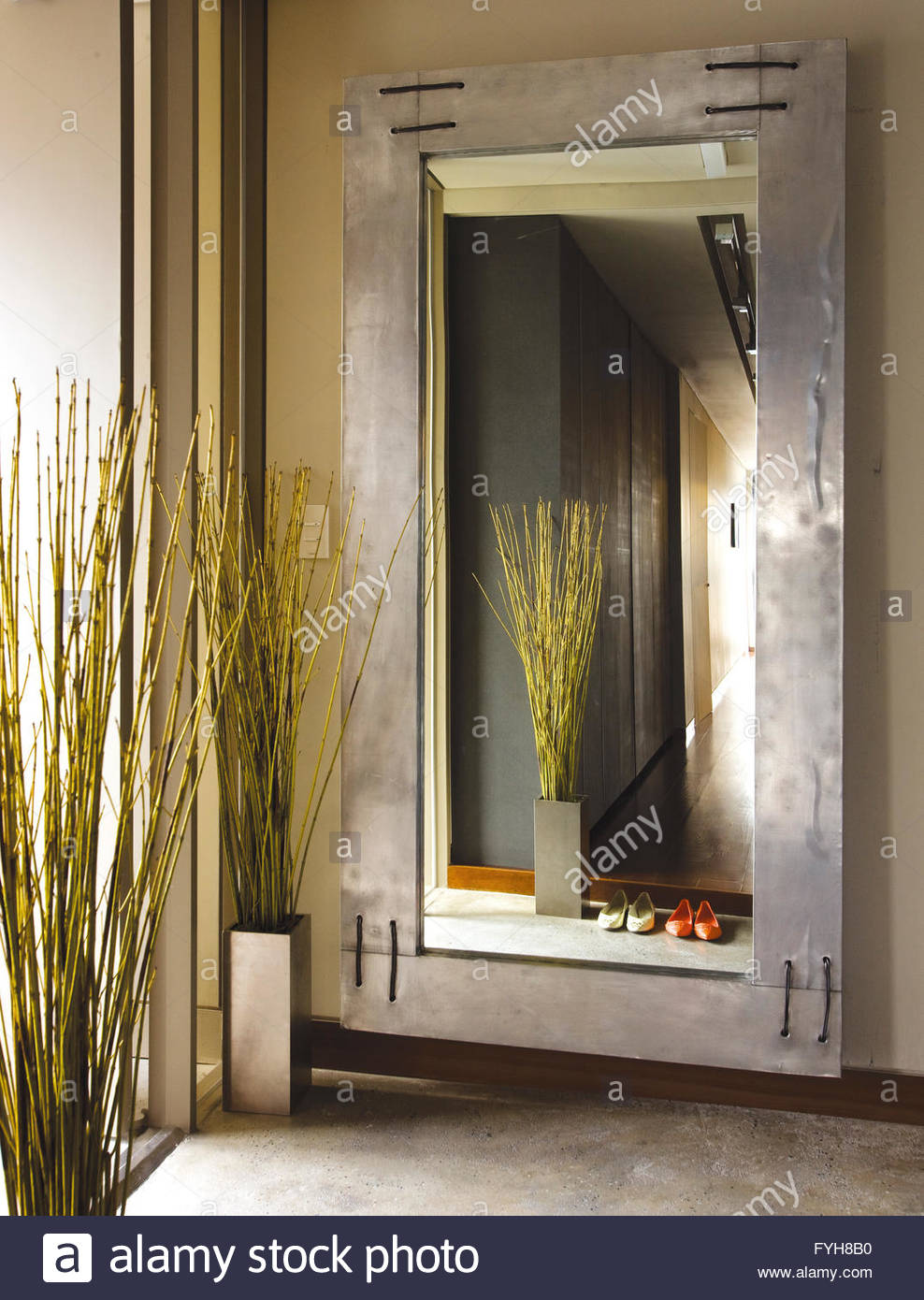 Mirror Corridor Stock Photos & Mirror Corridor Stock Images Alamy