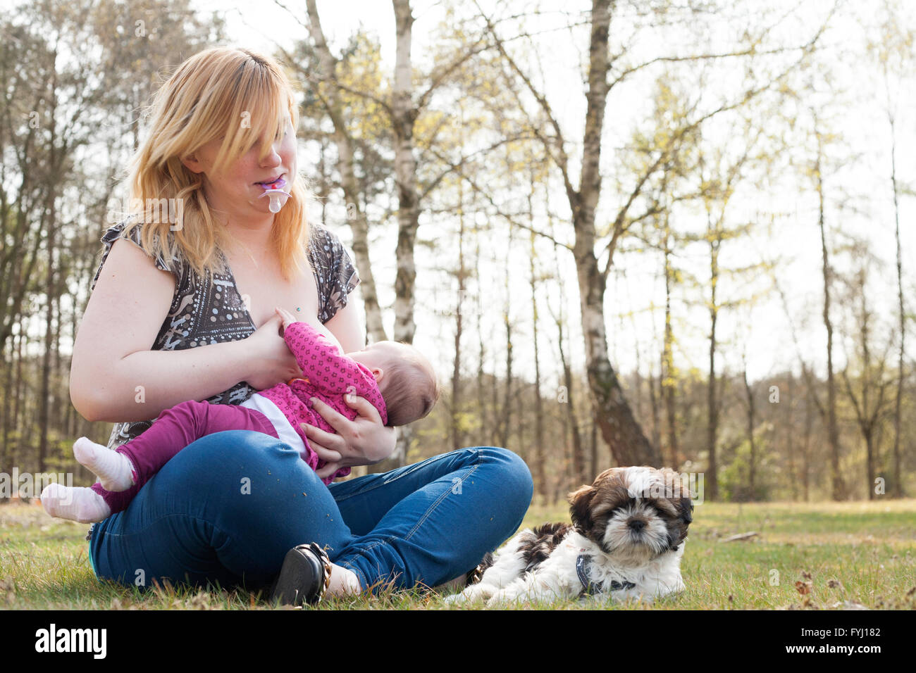 корея мама ложкой кормит ребенка. мама каши. мама кормит ребенка бутылочкой.