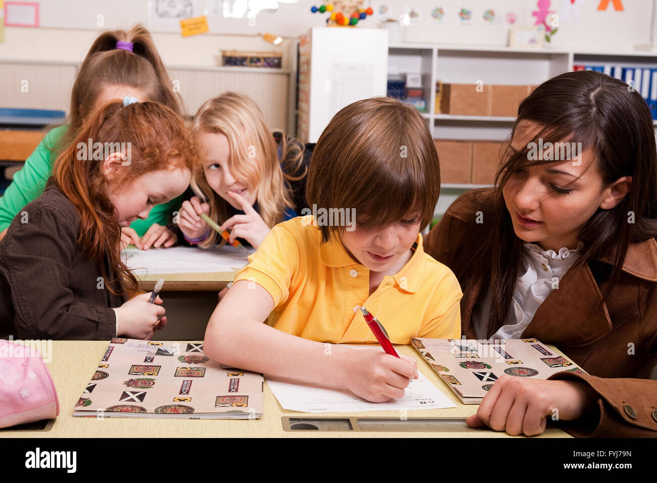 Teacher helping children hi-res stock photography and images - Alamy