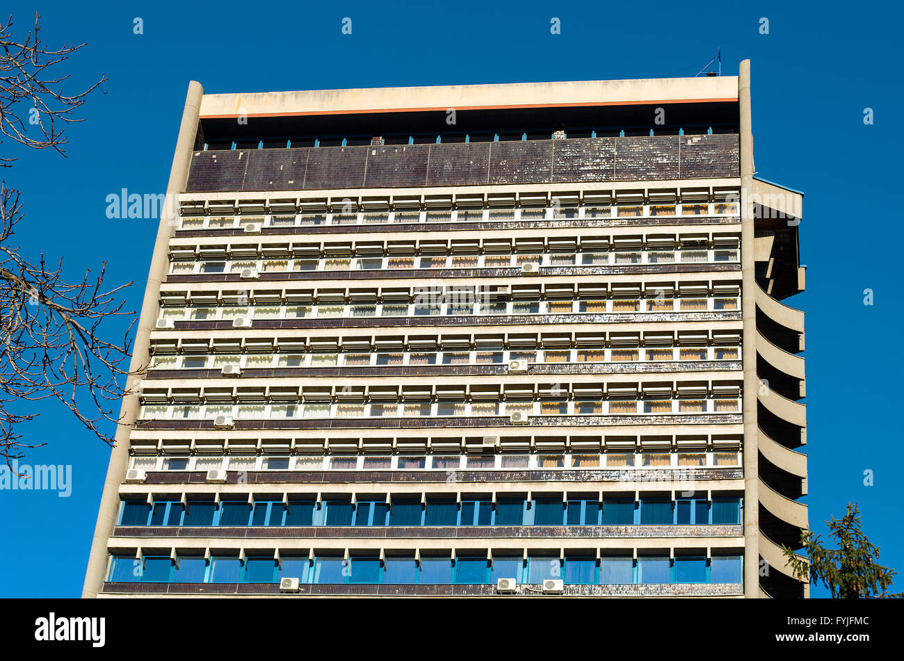 Large school building parking hi-res stock photography and images - Alamy