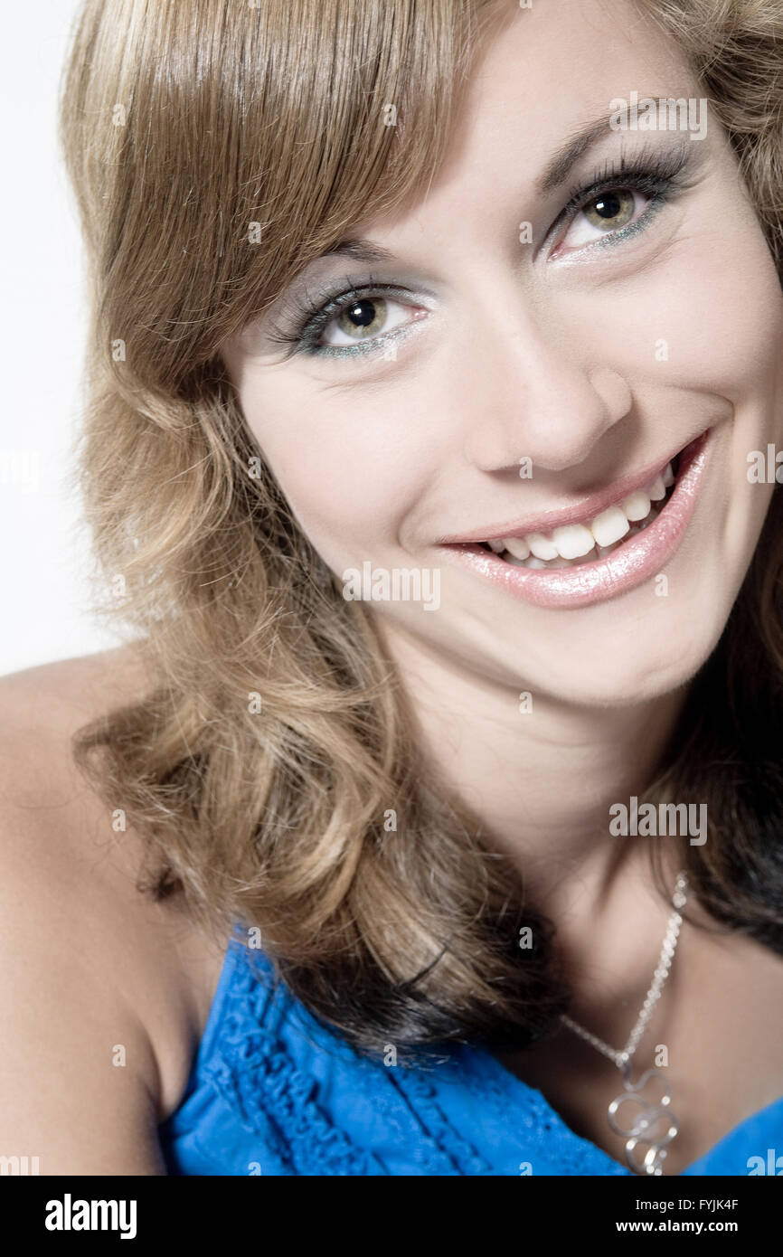 Headshot eye contact smile hi-res stock photography and images - Alamy