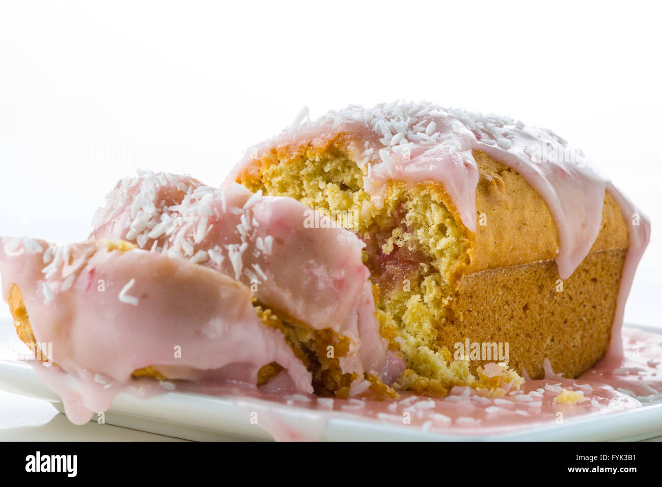 Sliced pink strawberry cake hi-res stock photography and images - Alamy