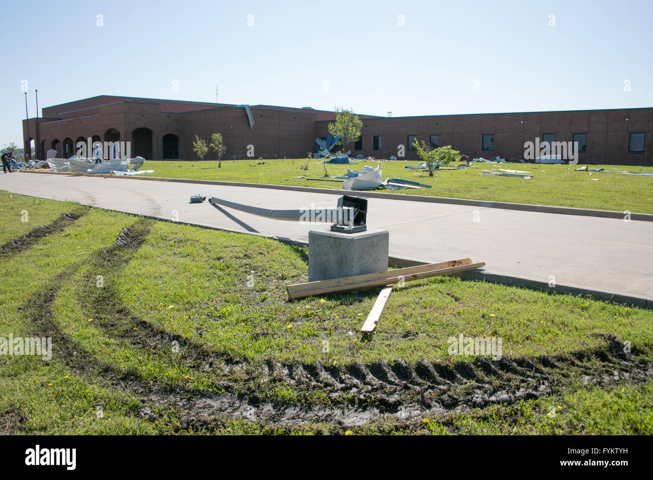 Grayson County, Texas, USA. 27th Apr, 2016. Photo taken on April 27, 2016 shows a damaged lamp post near Howe High School, at Grayson County, Texas, United States. One woman was killed and five others were injured after powerful storms and tornadoes lashed out at the southern U.S. states of Texas and Oklahoma starting from Tuesday night, local TV station ABC13 reported on Wednesday. Credit:  Tian Dan/Xinhua/Alamy Live News Stock Photo