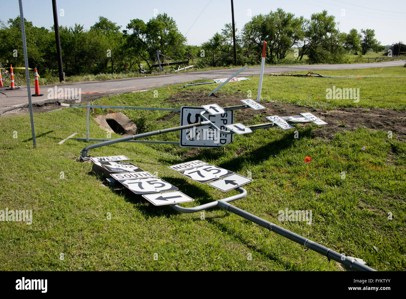 Grayson County, Texas, USA. 27th Apr, 2016. Photo taken on April 27, 2016 shows a damaged road sign, in Howe, at Grayson County, Texas, United States. One woman was killed and five others were injured after powerful storms and tornadoes lashed out at the southern U.S. states of Texas and Oklahoma starting from Tuesday night, local TV station ABC13 reported on Wednesday. Credit:  Tian Dan/Xinhua/Alamy Live News Stock Photo