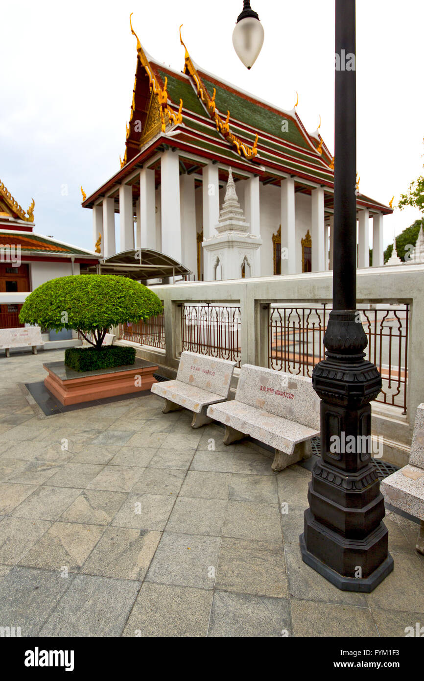 pavement gold temple in bangkok street lamp Stock Photo - Alamy