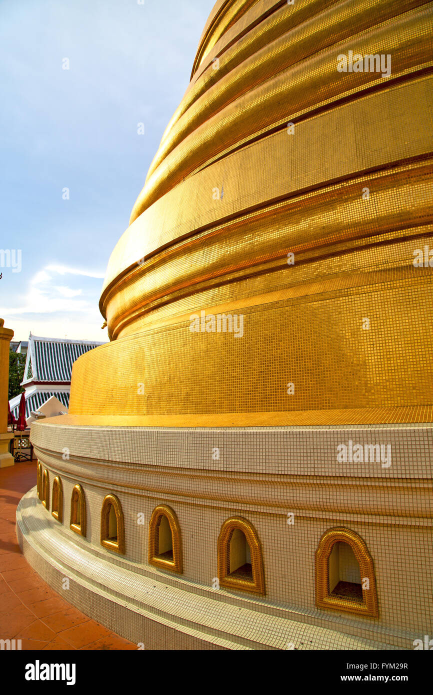 gold temple in bangkok thailand Stock Photo - Alamy