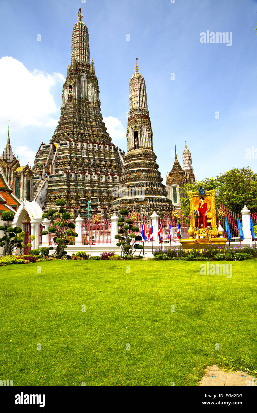 gold temple in bangkok thailand grass Stock Photo - Alamy
