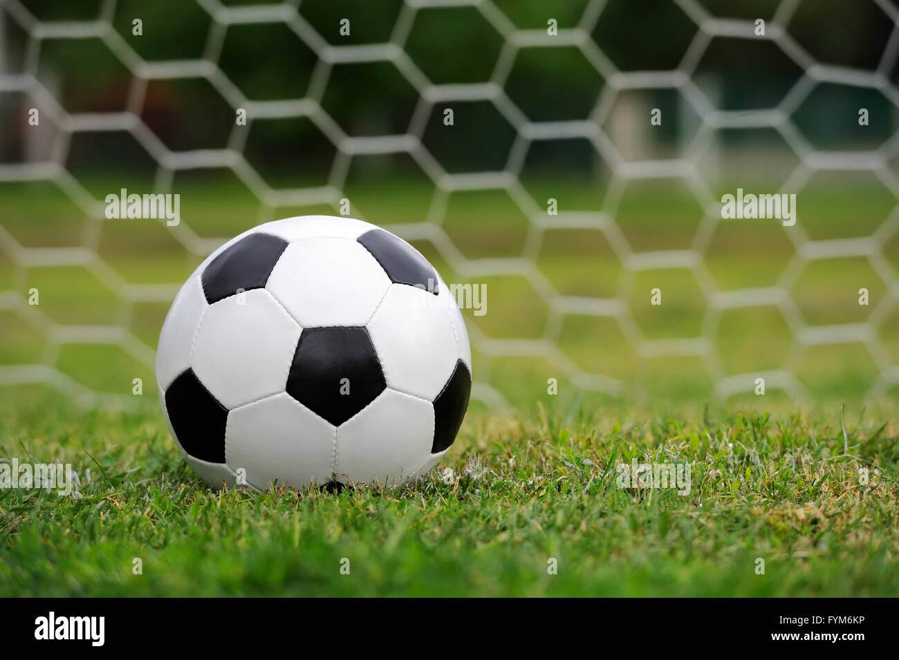 футбольный мяч в воротах. мяч "футбол". мяч на поле. футбольный мяч в воротах. футбол мяч ворота.