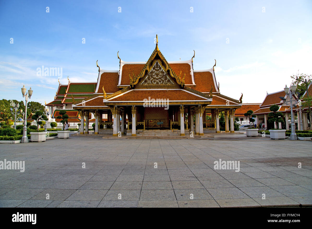 gold temple in bangkok thailand incision street lamp Stock Photo - Alamy