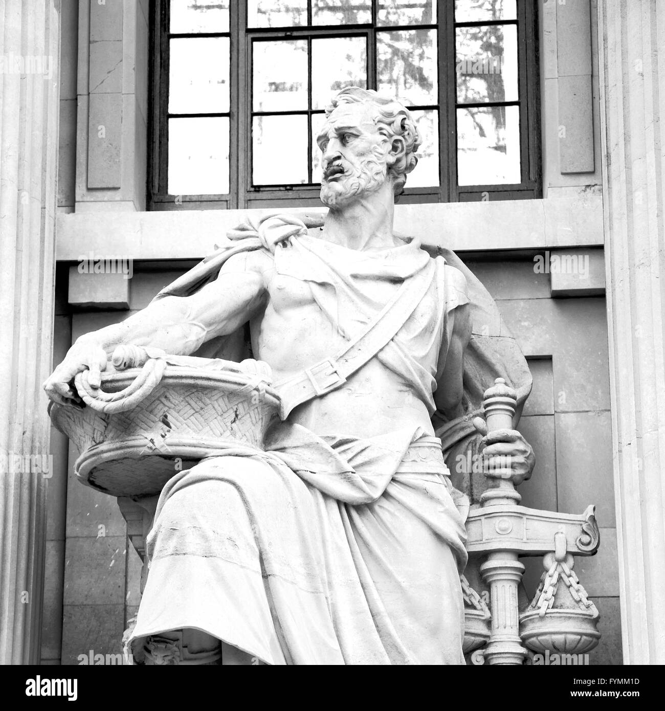 marble and statue in old city of london england Stock Photo Alamy