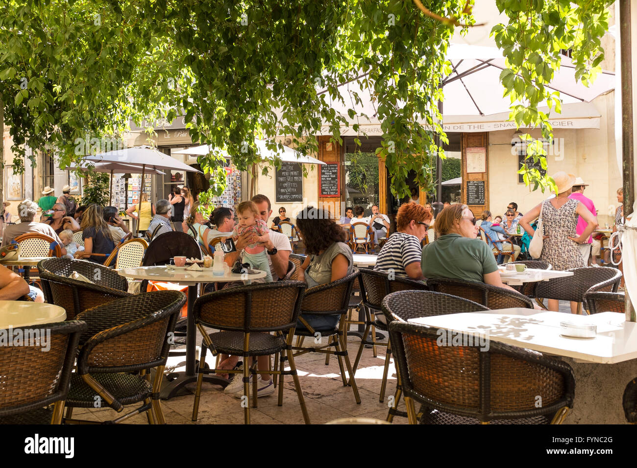 Holidaymakers relaxing in a pavement cafe, Lourmarin, Luberon, Vaucluse, Provence-Alpes-Côte d'Azur, France Stock Photo