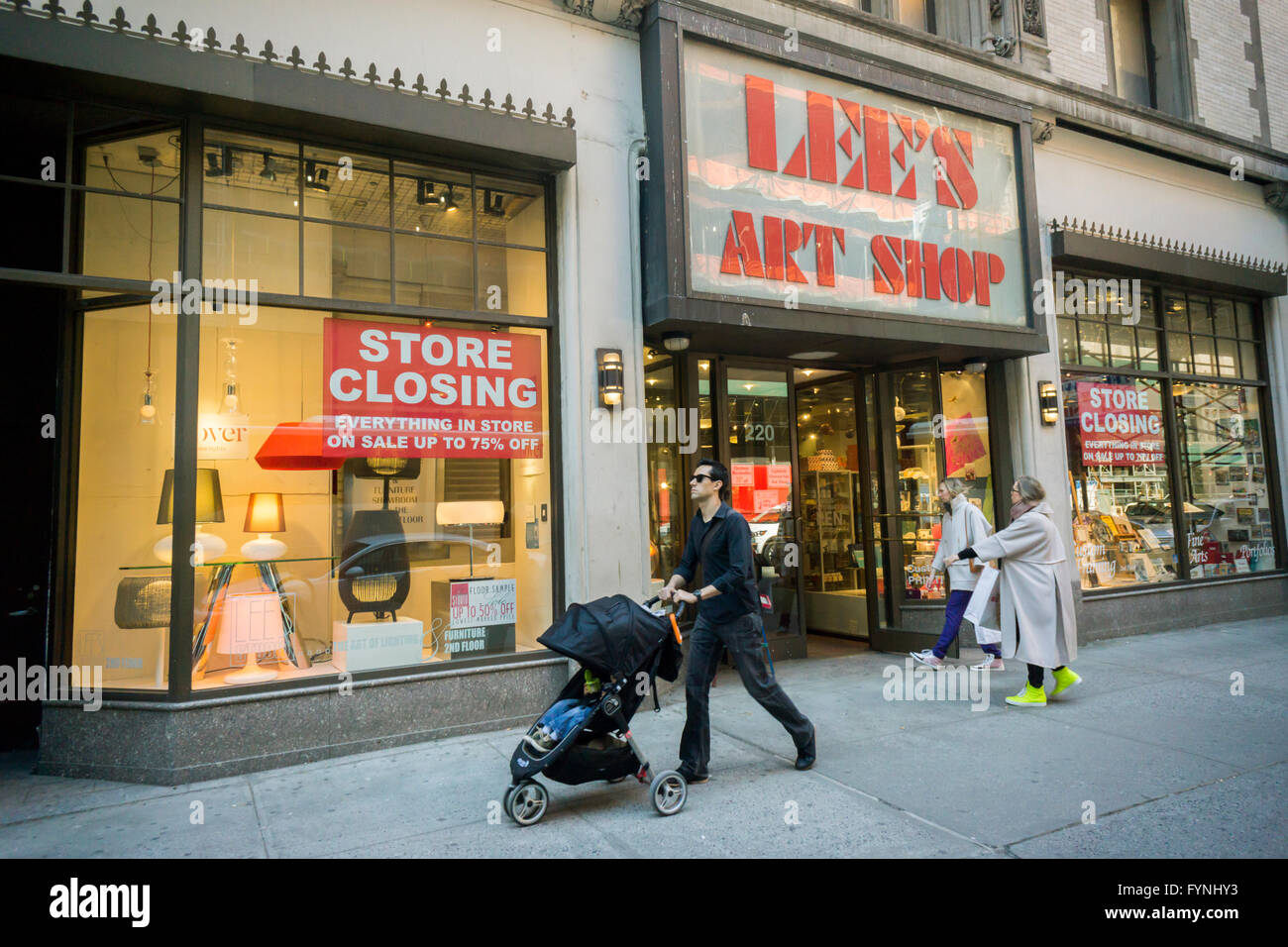Lee's Art Shop in midtown New York announces its closing sales on