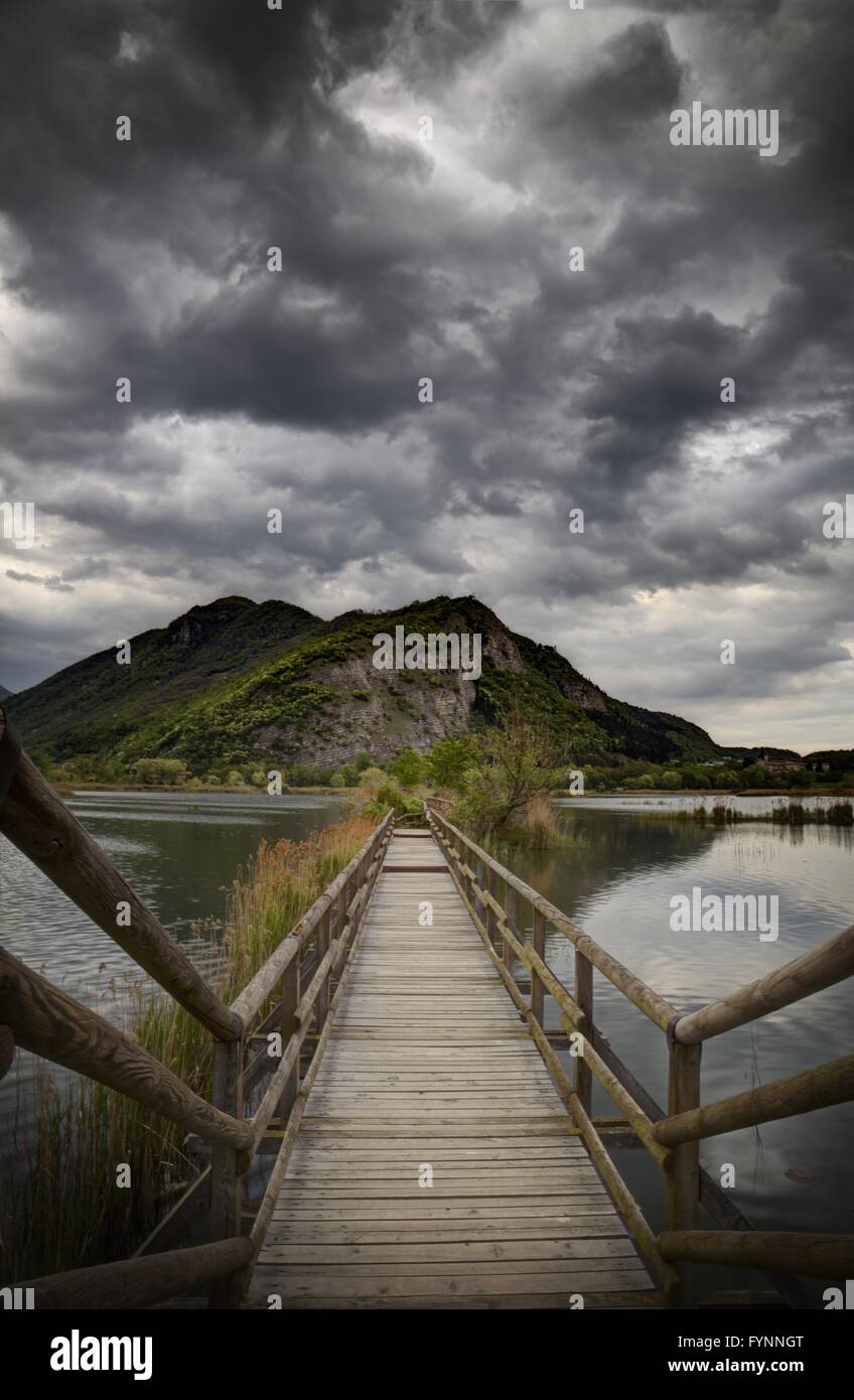 Lake bridge hi-res stock photography and images - Alamy
