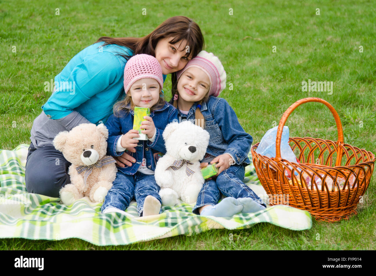 Family day picnic hi-res stock photography and images - Alamy