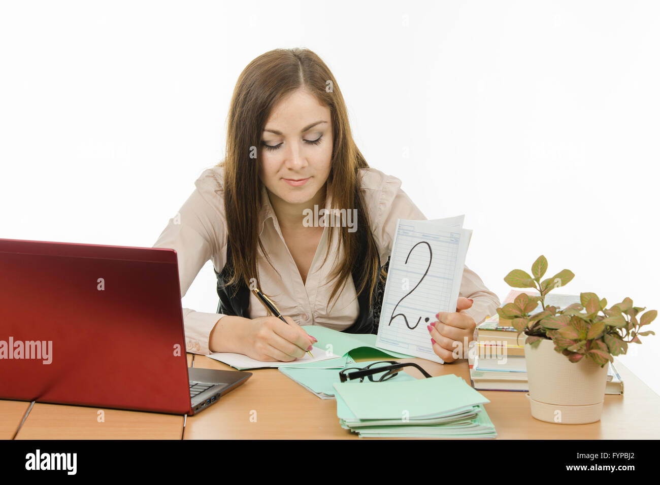 учитель ставит плохие оценки. плохие оценки в тетради. плохие оценки в дневнике. педагог и ученик. школьная тетрадь с двойкой.