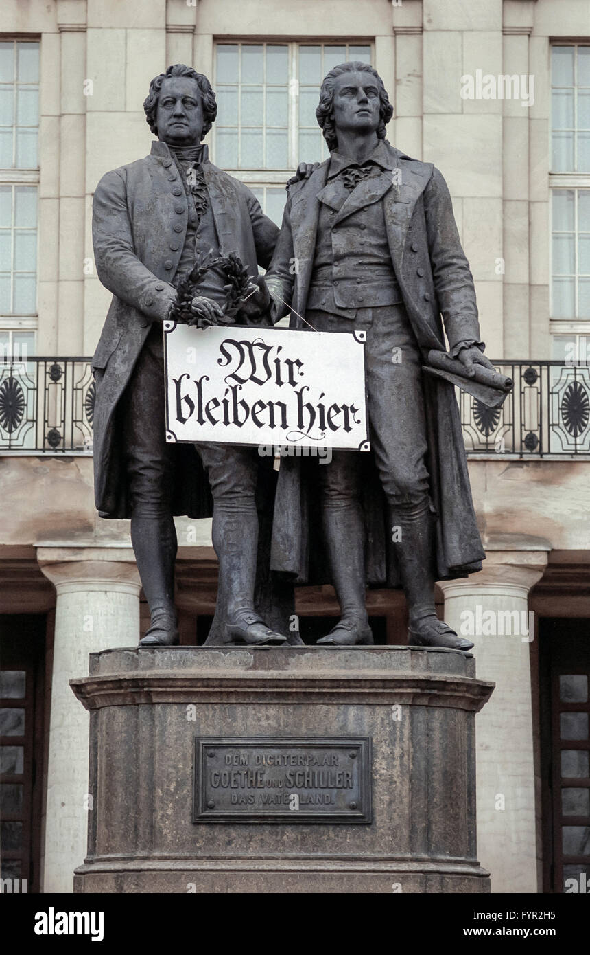 Goethe and Schiller monument with sign Wir bleiben hier or We stay here, historical photo, German reunification November1989 Stock Photo