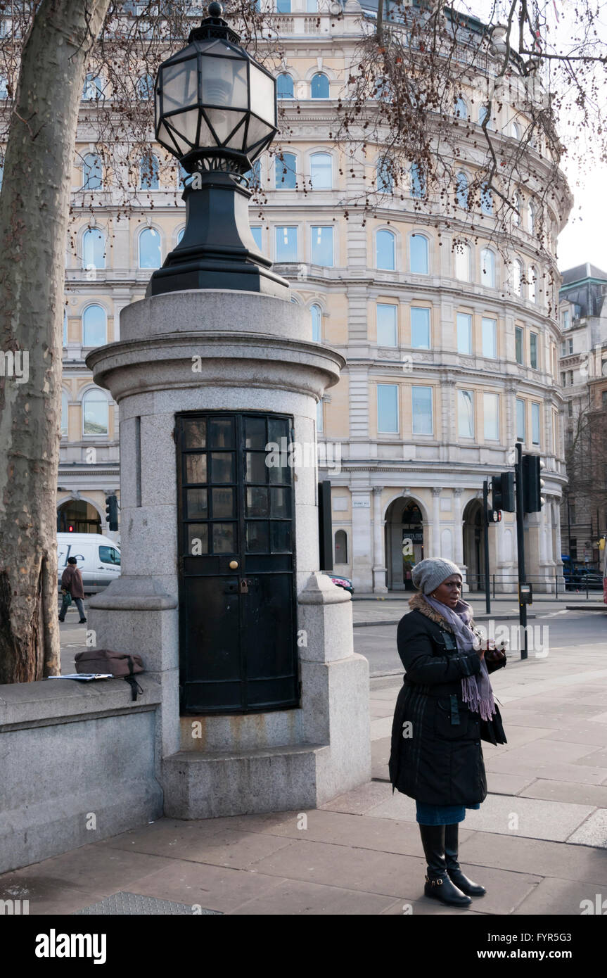 Police box at corner of Trafalgar Square, built in 1926.  Sometimes described as England's smallest Police Station. Stock Photo