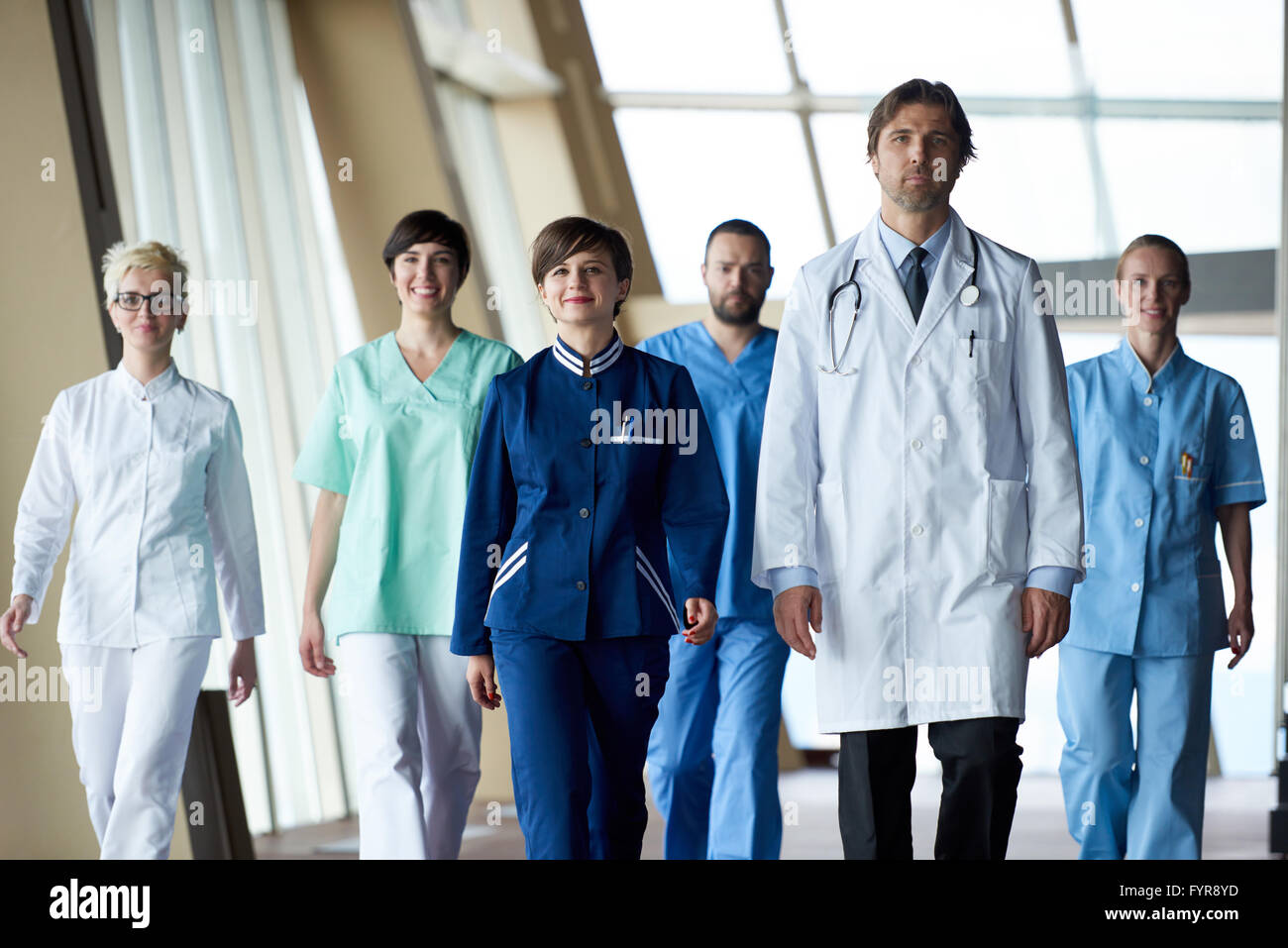 Врач и пациент. Тим идет к врачу. Врач мужчина. Глупый врач. Врач бежит.