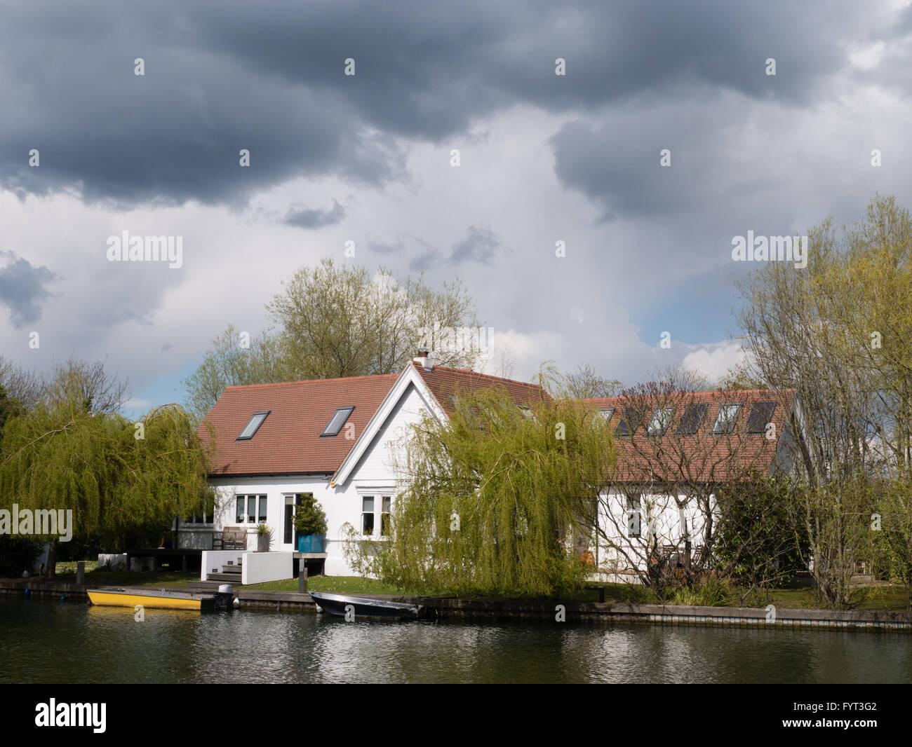 Luxury Riverside House, Fry's Island, River Thames, Reading, Berkshire ...