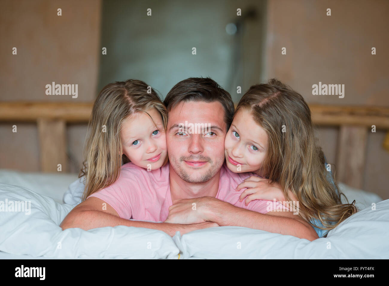 Вдовец папа двух очаровательных дочек tinder. Отец дочка и ее подружка. Объятия отца и дочери. Дочери убложняют отца. Отец дочка и ее подружка.