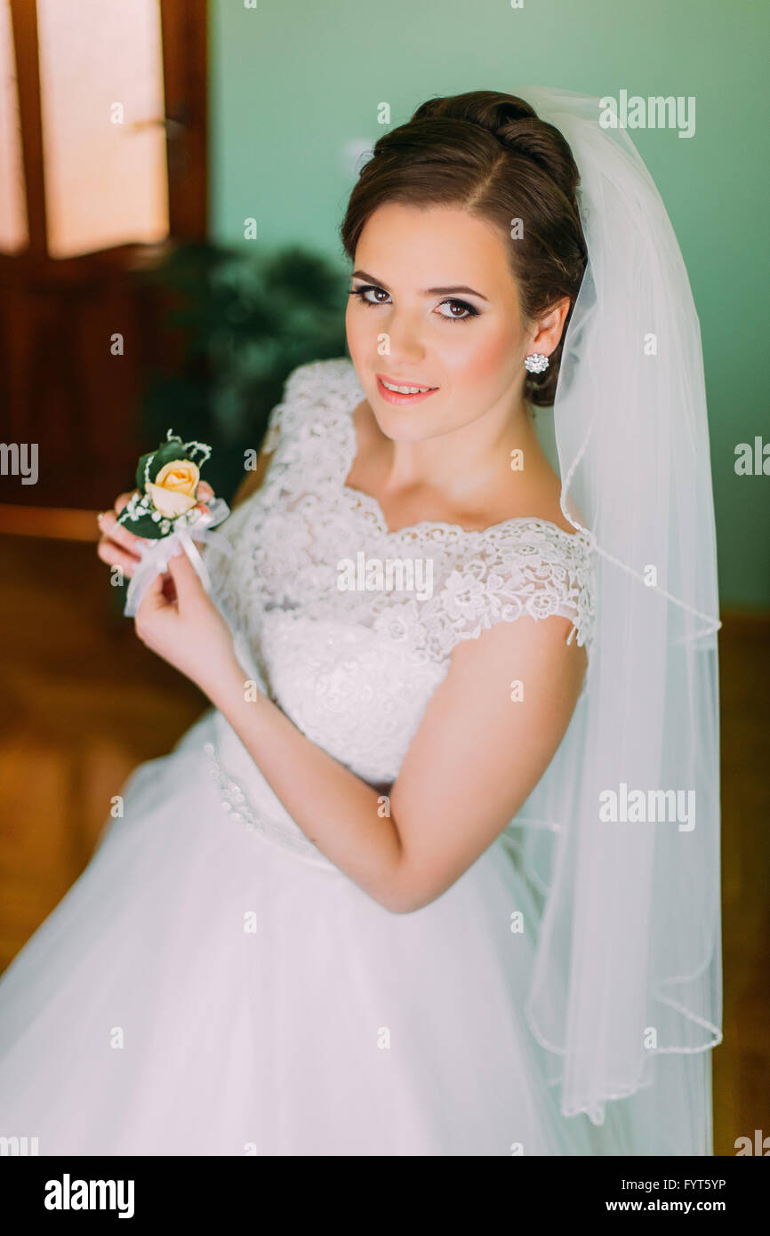 Bride wearing veil close up hi-res stock photography and images - Alamy