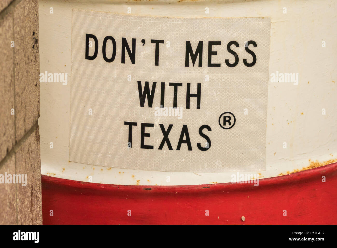 'Don't Mess with Texas' sign on litter and trash barrel. Stock Photo