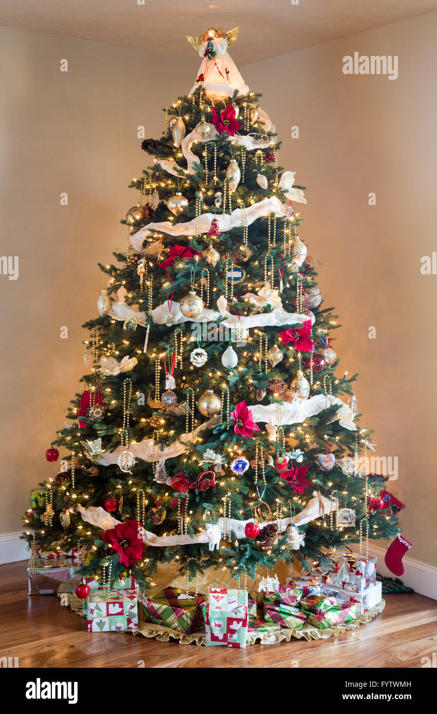 Decorated christmas tree hi-res stock photography and images - Alamy