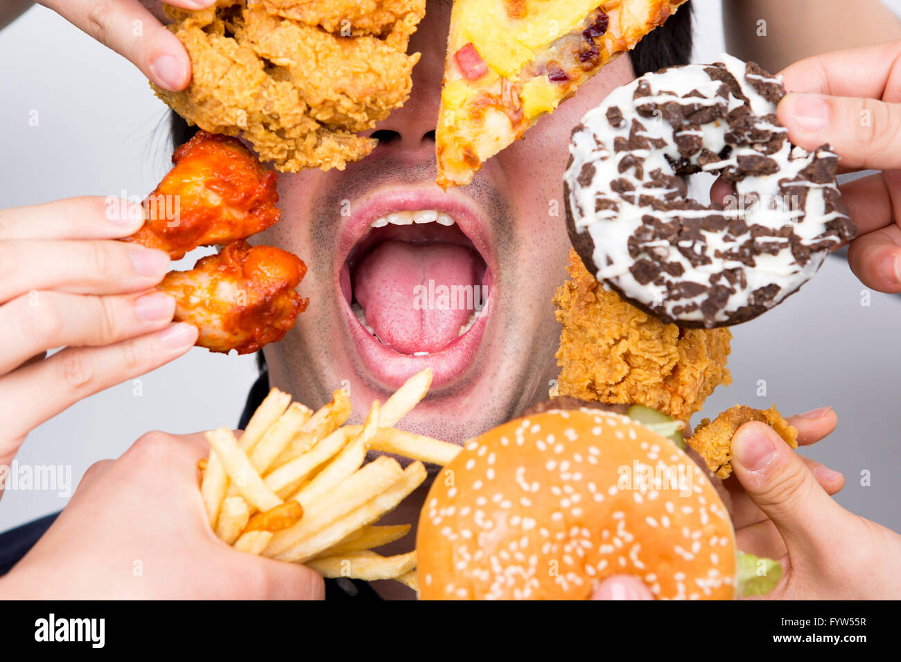 Фотограя таблеток и еды. Девушка в кукурузе. Careful if you eat. Careful if you eat. Человек ест бургер.