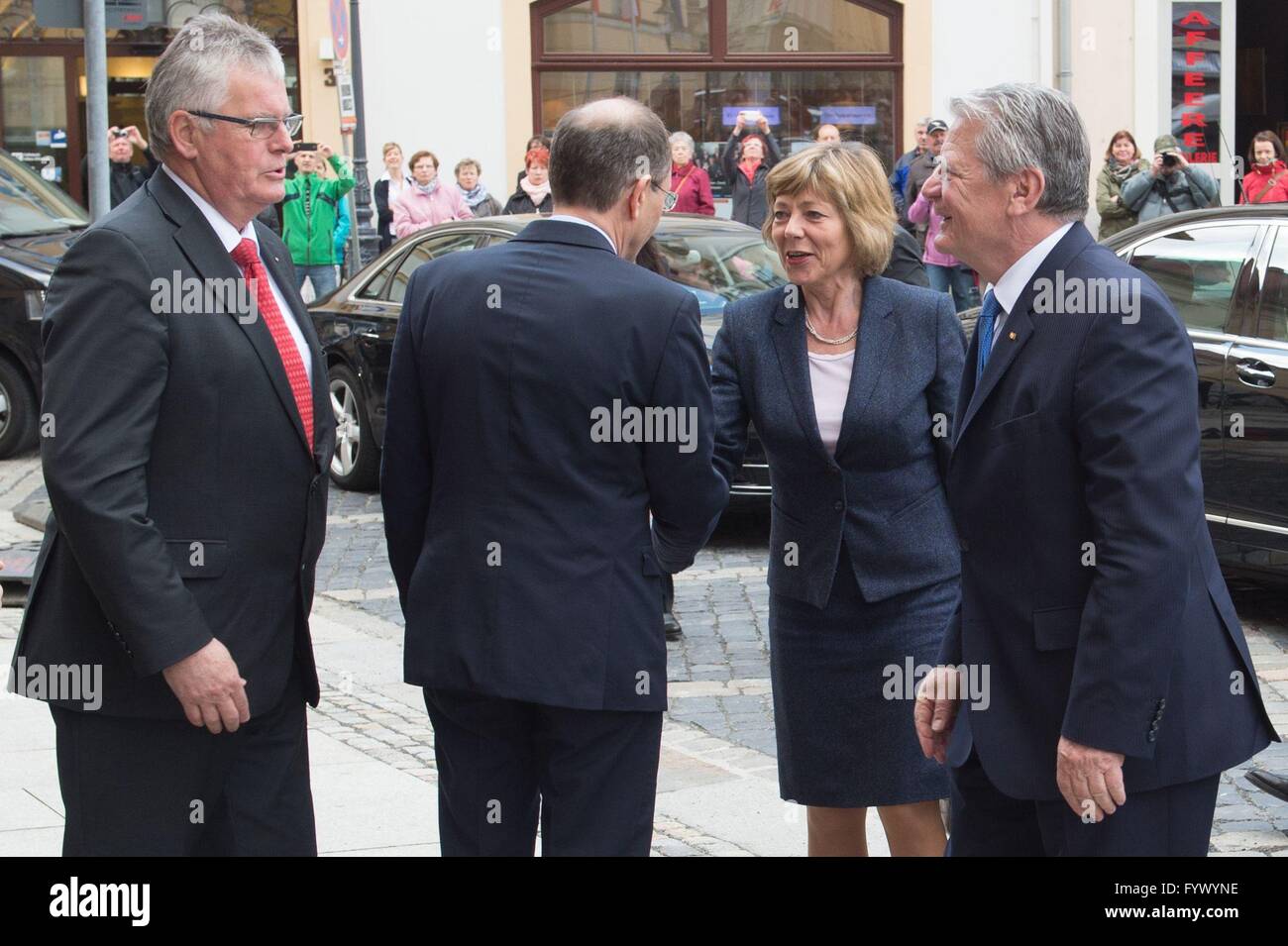 Zittau, Germany. 28th Apr, 2016. Bernd Lange (L-R), District Administrator of the Goerlitz district, Saxon State Minister of Internal Affairs Markus Ulbig, Daniela Schadt, life partner of the German president, and German President Joachim Gauck greet each other in Zittau, Germany, 28 April 2016. Gauck's trip to the region of Upper Lusatia forms the provisional conclusion of visits to Germany's periphery with the slogan 'Local Responsibility - involvement in local communities.' Photo: SEBASTIAN KAHNERT/dpa/Alamy Live News Stock Photo