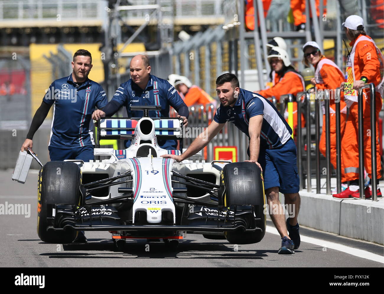 Sochi Russia 28th Apr 16 Williams Martini Racing F1 Team Mechanics With A Racing Car At The Sochi Autodrom Racing Circuit Ahead Of The 16 Formula 1 Russian Grand Prix Credit Sergei