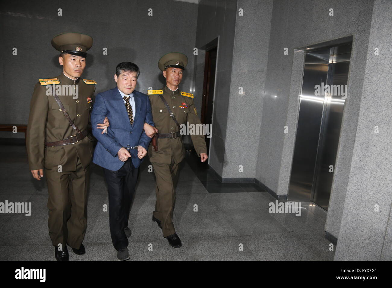 Pyongyang, Democratic People's Republic of Korea (DPRK). 29th Apr, 2016. Kim Dong-chul (C) is escorted to the Supreme Court in Pyongyang, the Democratic People's Republic of Korea (DPRK), April 29, 2016. The Supreme Court of the DPRK on Friday sentenced the South Korea-born U.S. citizen to 10 years of hard labor for subversion of the DPRK social system and espionage activities. Credit:  Guo Yina/Xinhua/Alamy Live News Stock Photo