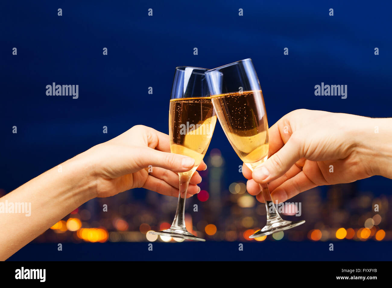 Тост за любовь. Две руки с бокалами. Чокаться на на английском языке. Слова чокаться. Слова чокаться.