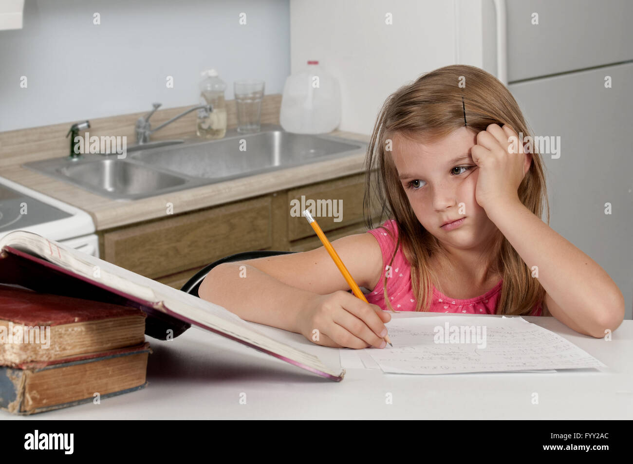 Jenny is doing homework. Девочка делает уроки фото. Девочка делает домашнюю работу. Девочка делает домашнее задание. Girl doing homework.