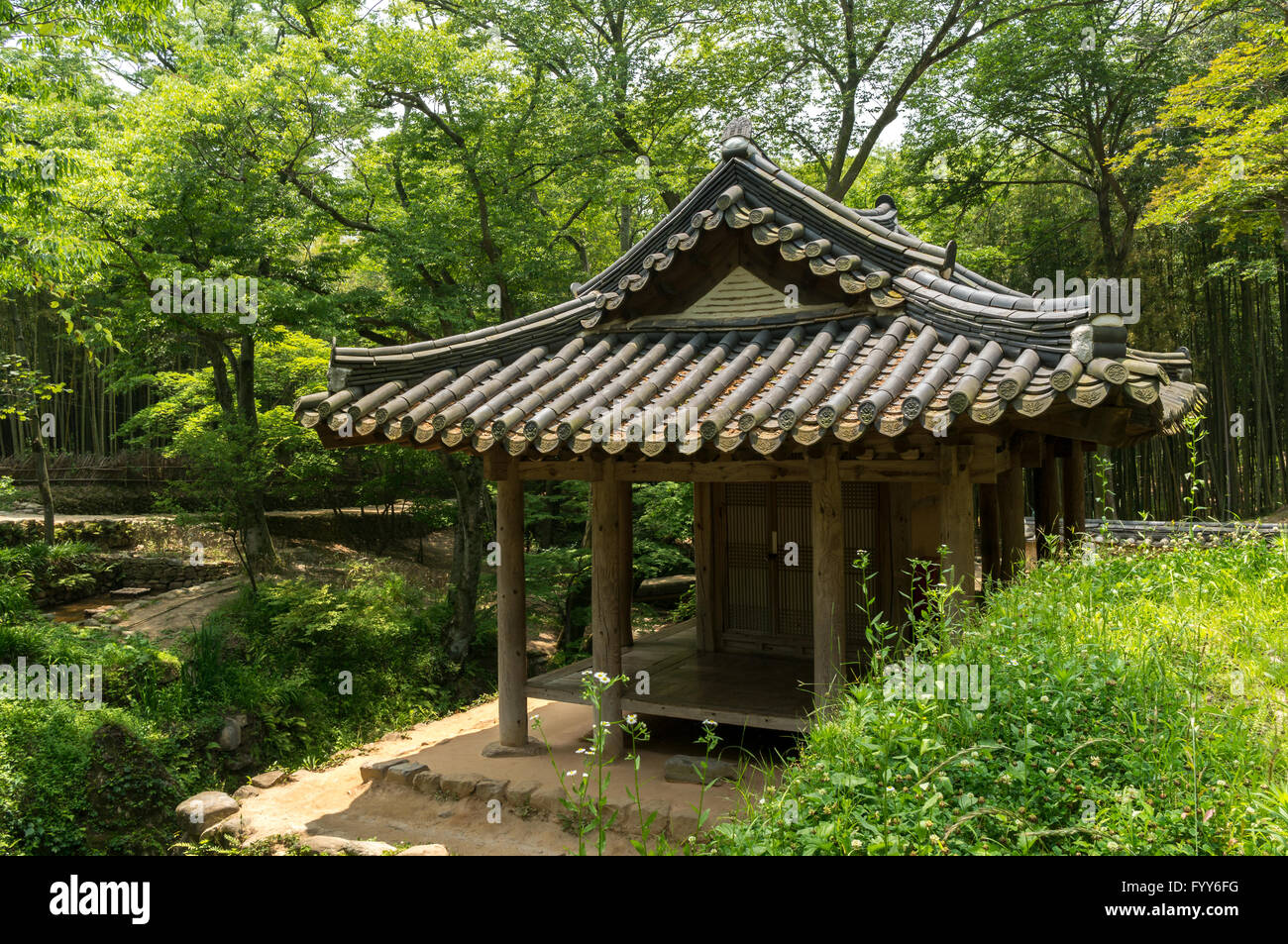 traditional Korean garden Stock Photo Alamy