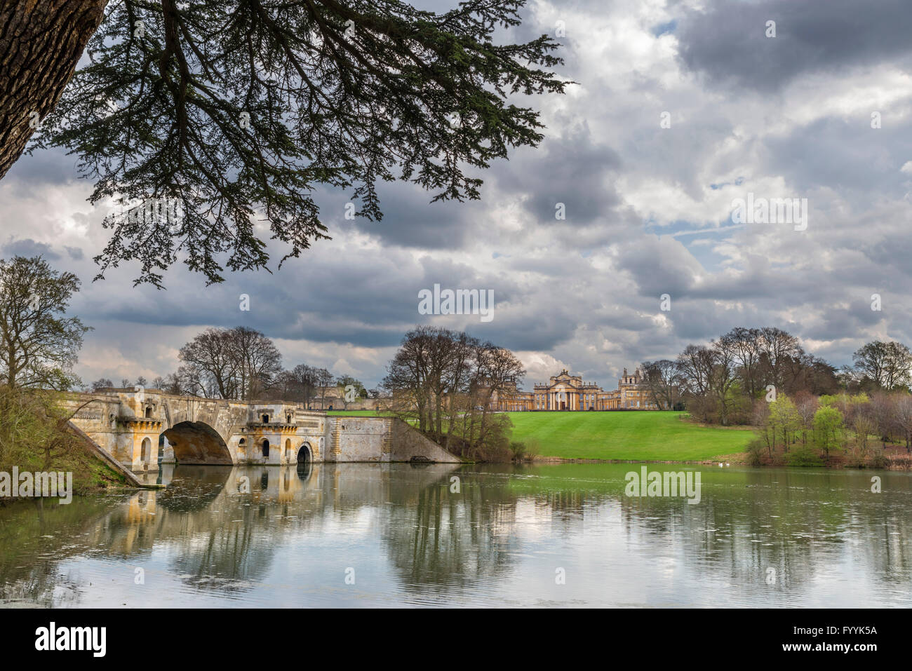 Blenheim Palace. Vanbrugh's Grand Bridge looking towards the Palace, Woodstock, Oxfordshire, UK Stock Photo