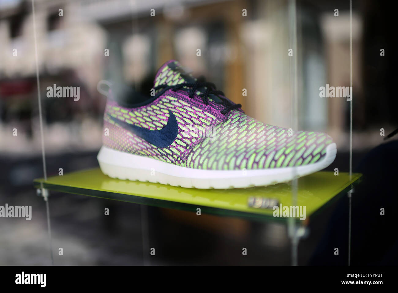 Flyknit hi res stock photography and images Alamy