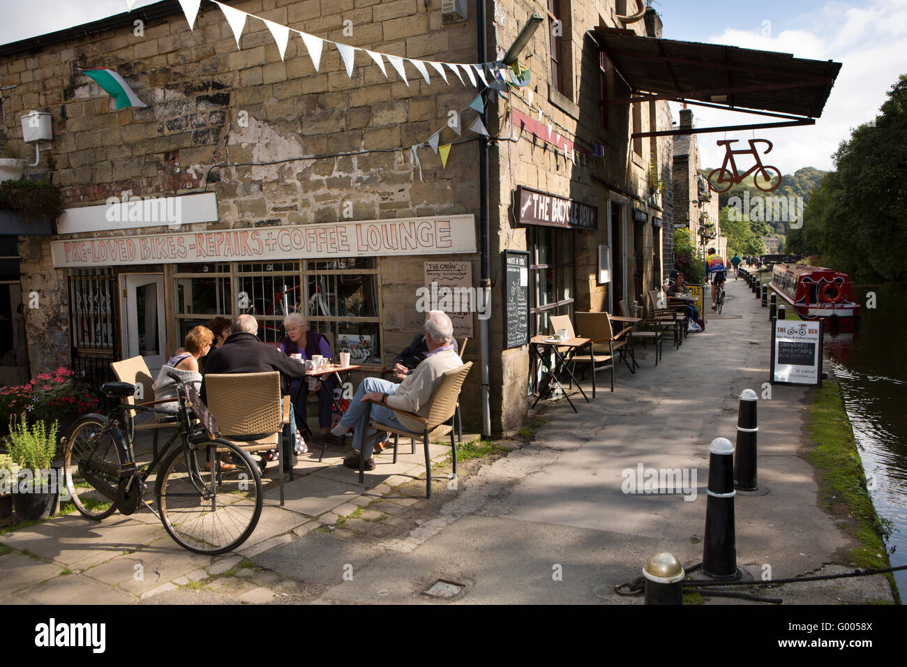 UK, England, Yorkshire, Calderdale, Hebden Bridge, customers at Bicycle Den bike shop and cafe beside Rochdale Canal Stock Photo