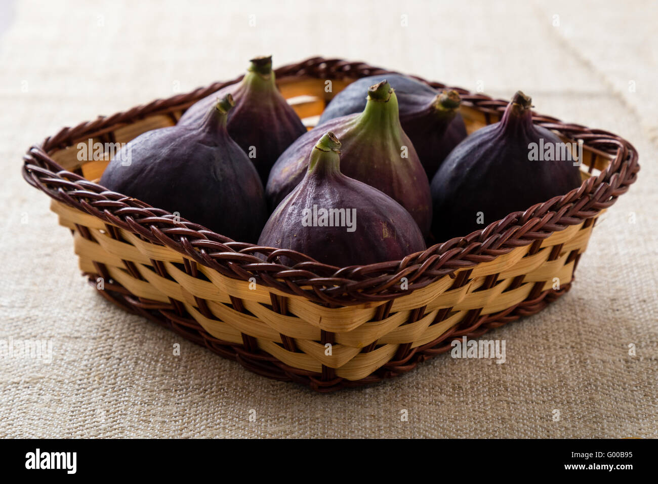 Figs in basket hires stock photography and images Alamy