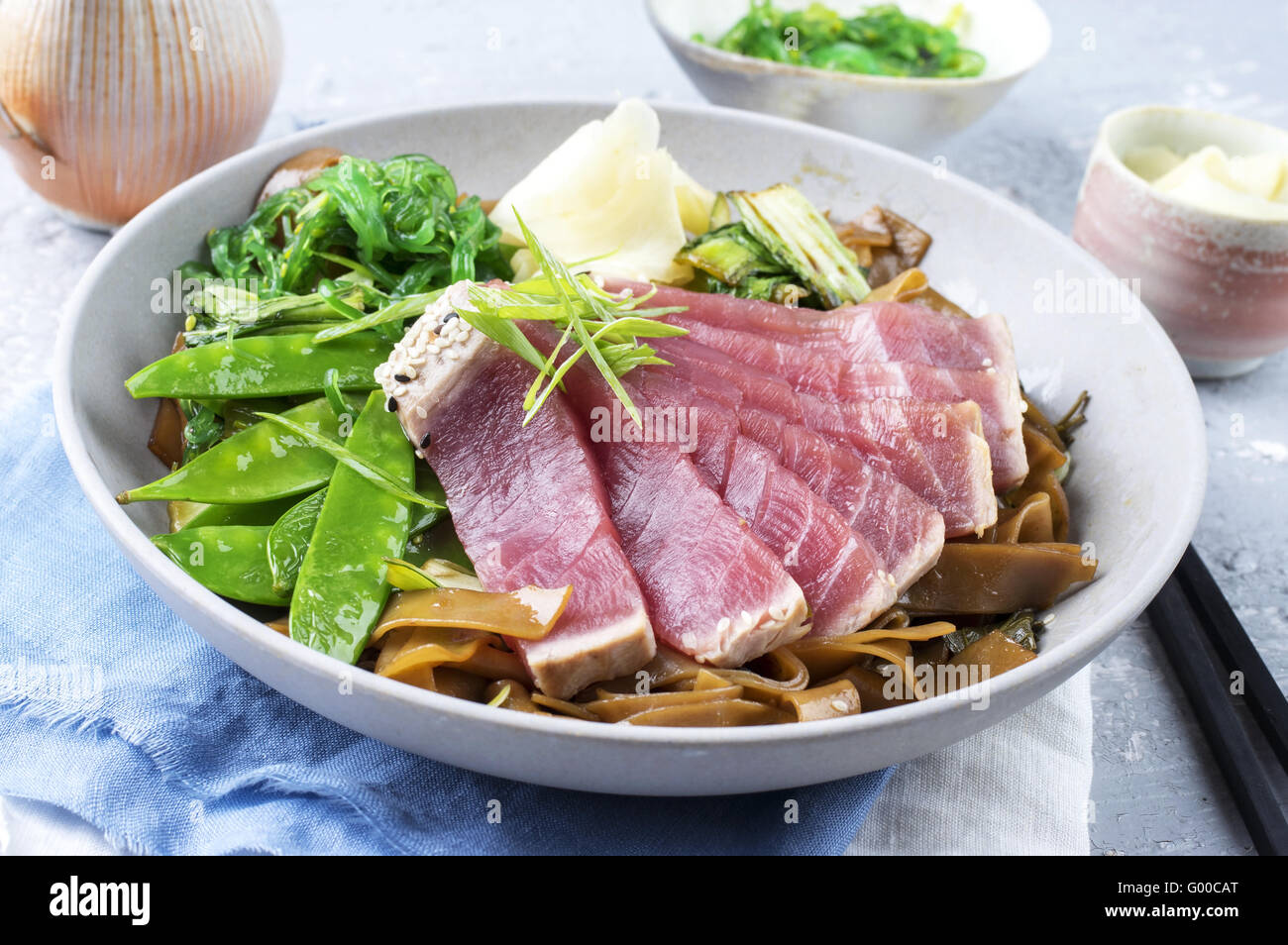 Tuna Tataki with Teriyaki Rice Noodles Stock Photo Alamy
