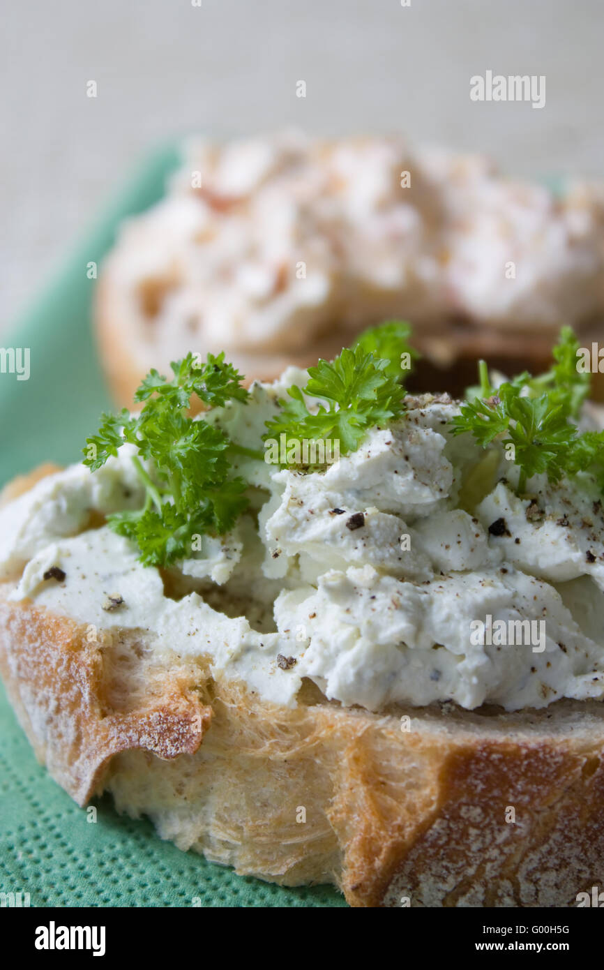 Brot mit Kräuterdip - Bread with Cream Cheese Stock Photo - Alamy