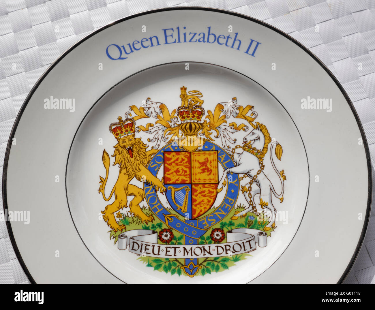 HM Queen Elizabeth II commemorative plate with The Queen’s unique official coat of arms DIEU ET MON DROIT  ('God and My Right') Stock Photo