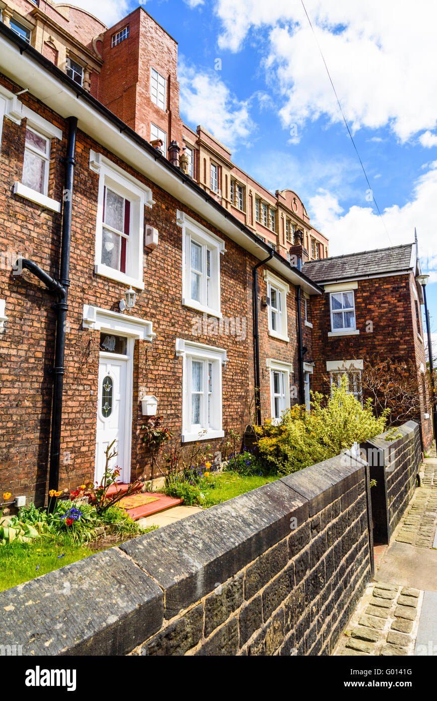 Cottages on towpath of Leeds and Liverpool Canal beside Trencherfield Mill in Wigan Greater Manchester UK Stock Photo