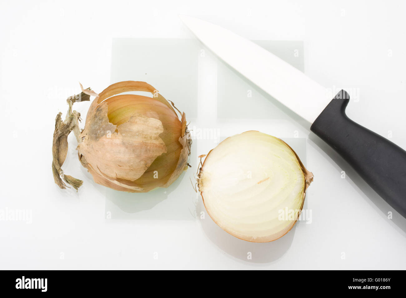 sliced onion and a knife on a chopping board Stock Photo - Alamy