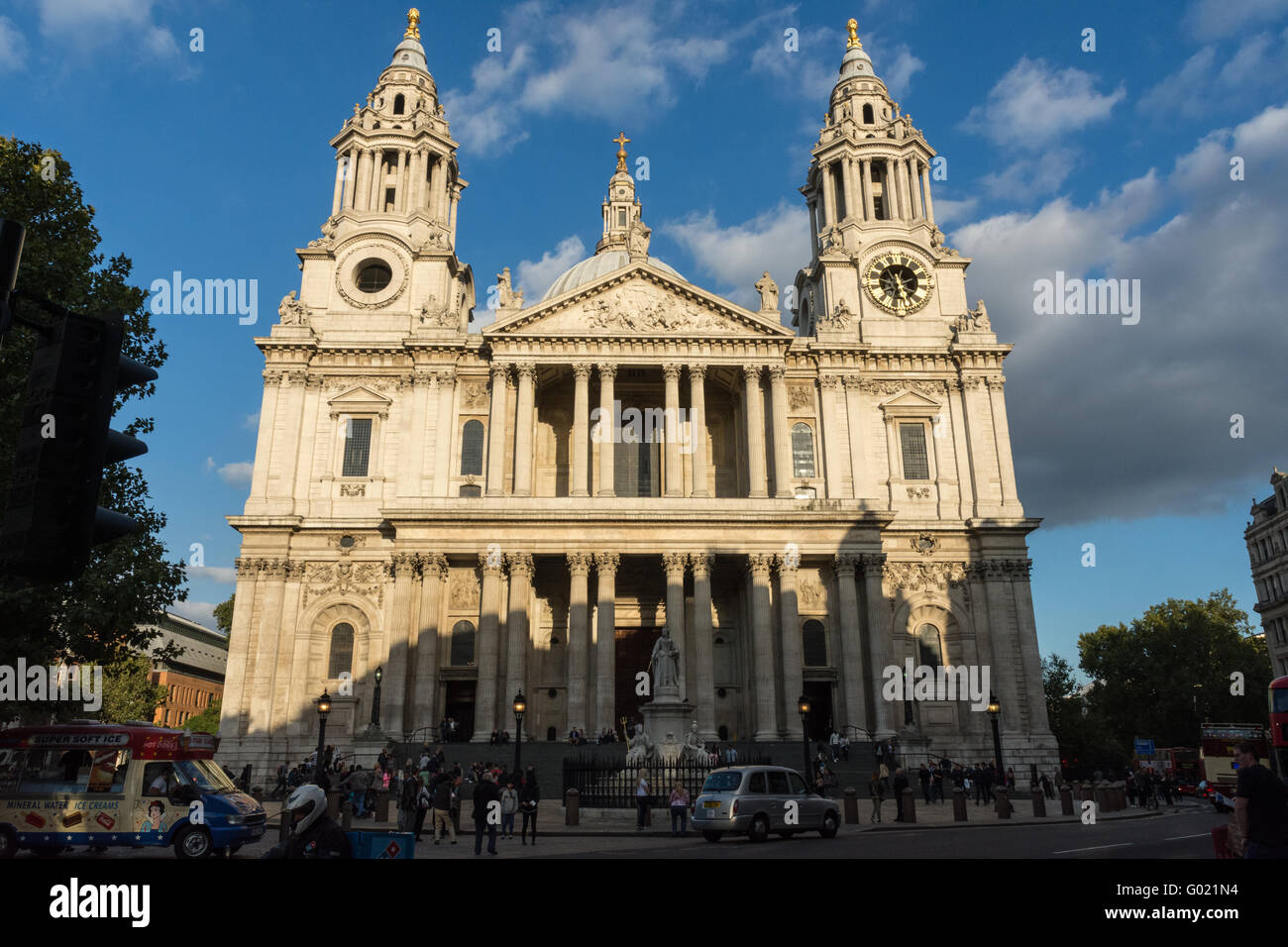 Main Entrance of St Paul's Cathedral, London, England with tourists outside Stock Photo
