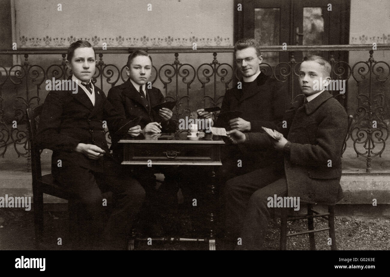jung boys at card game, historic photograph, around 1900 Stock Photo