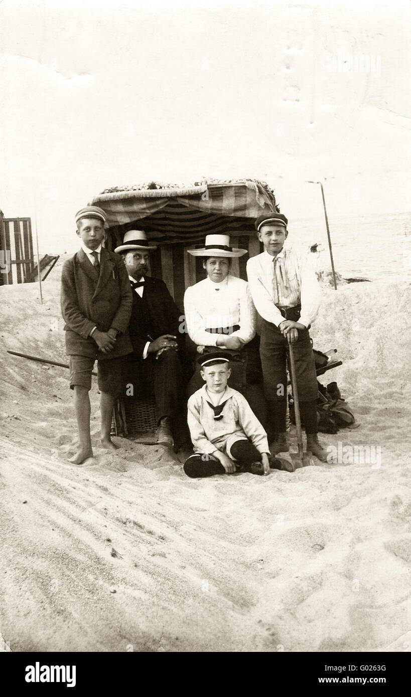 family before a beach chair, historic photograph, around 1910 Stock Photo