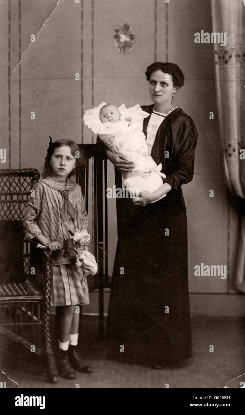 mother with baby and daughter, historic photograph, around 1910 Stock Photo