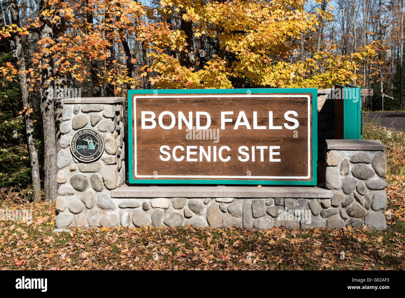 Bond Falls State Park sign at the entrance of the park. Stock Photo