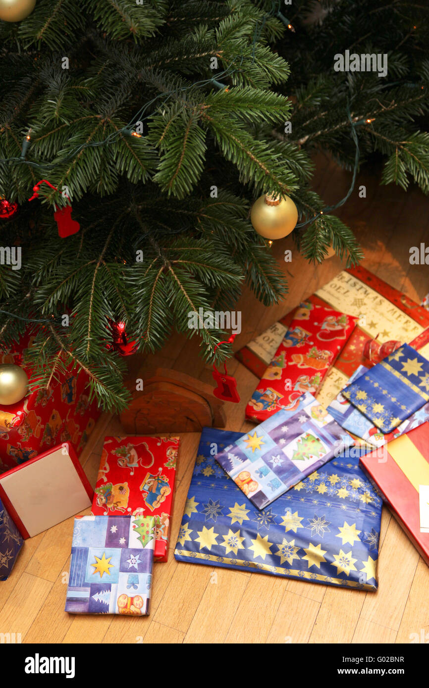 Weihnachtsbaum und geschenke-Christmas tree and gifts Stock Photo