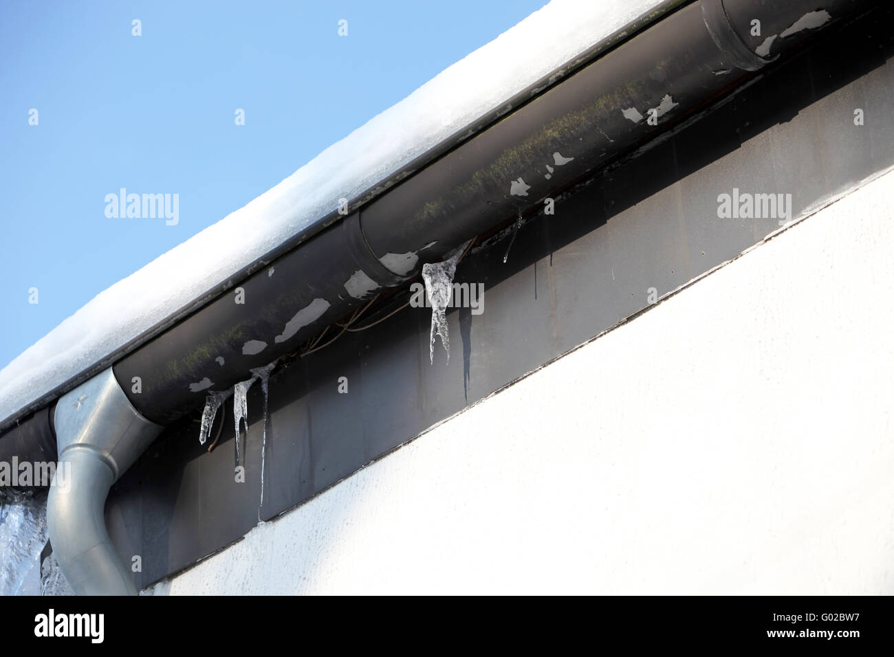 kleine eiszapfen an der dachrinne -small icicles on the eaves Stock Photo